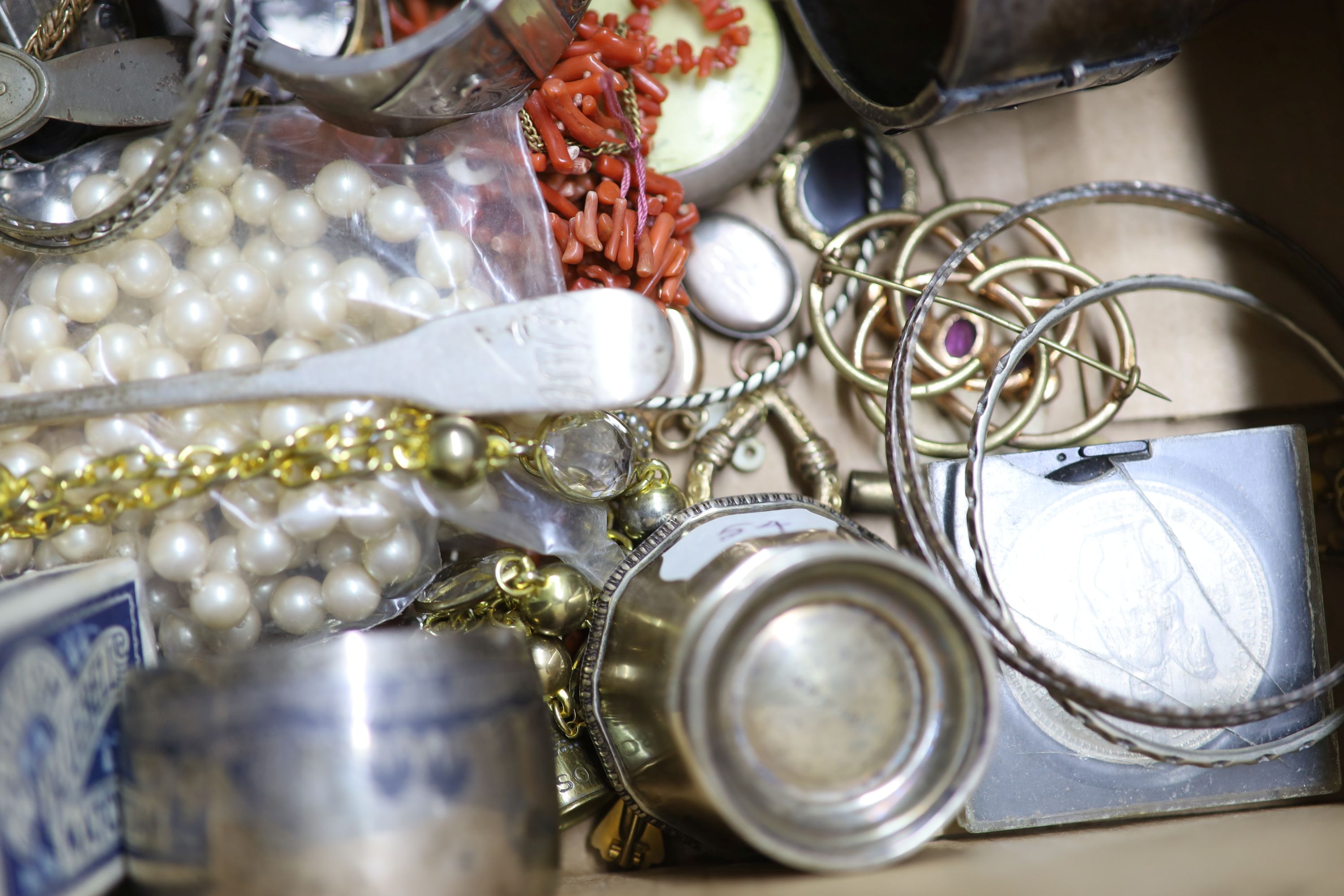 A mixed group of jewellery and other items, including two Victorian yellow metal brooches, a yellow metal overlaid mourning pendant etc